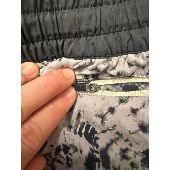 Vuori Grey Shibori Clementine Printed Athletic Lined Running Shorts Size Small - Picture 3 of 4